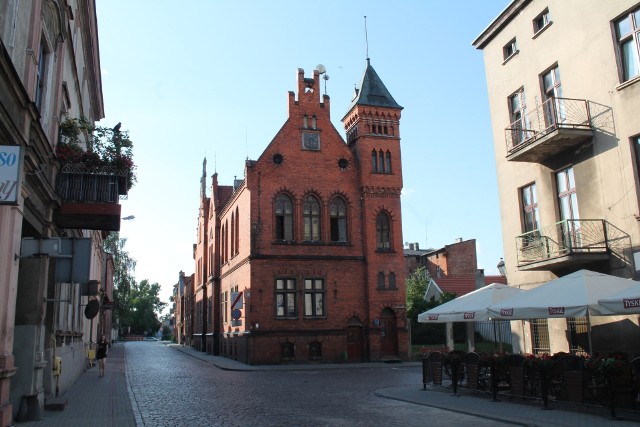 Tak wygląda ratusz w Chełmży, dzieło naszego starego znajomego, toruńskiego budowniczego Reinharda Uebricka. Ratusz obchodzi właśnie 120 urodziny, urzędnicy wprowadzili się tu na początku sierpnia 1899 roku 