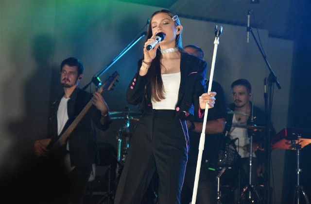 Cykl letnich koncertów Inowrocław 6-5-4 otworzyła w sobotni wieczór, 9 lipca, Viki Gabor, idolka nastolatek, zwyciężczyni telewizyjnego programu The Voice Kids oraz 17. Konkursu Piosenki Eurowizji dla Dzieci