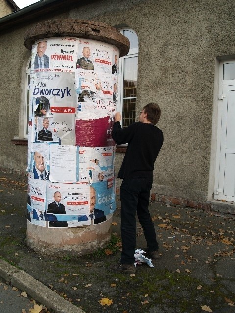 Zdejmowanie plakatów wyborczych partii Razem na Dolnym...