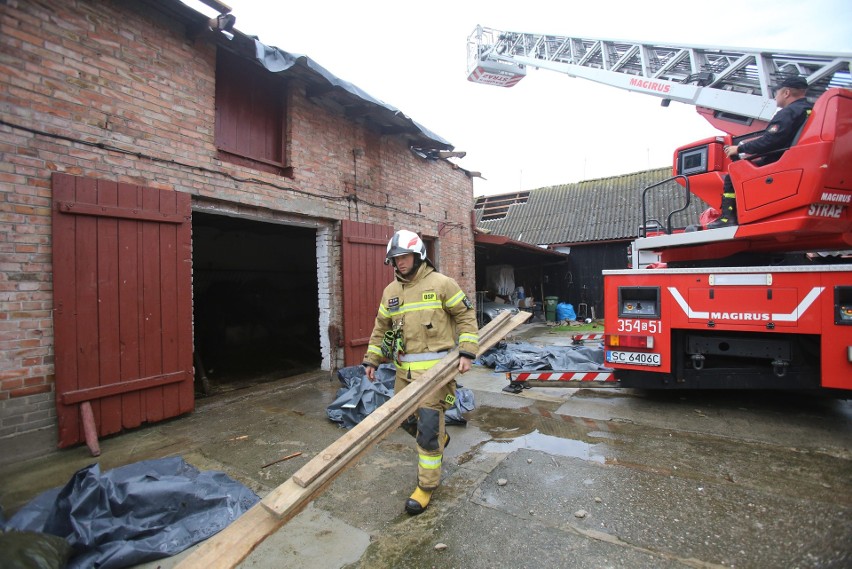 Tornado w Koniecpolu: 150 budynków uszkodzonych, wojewoda...