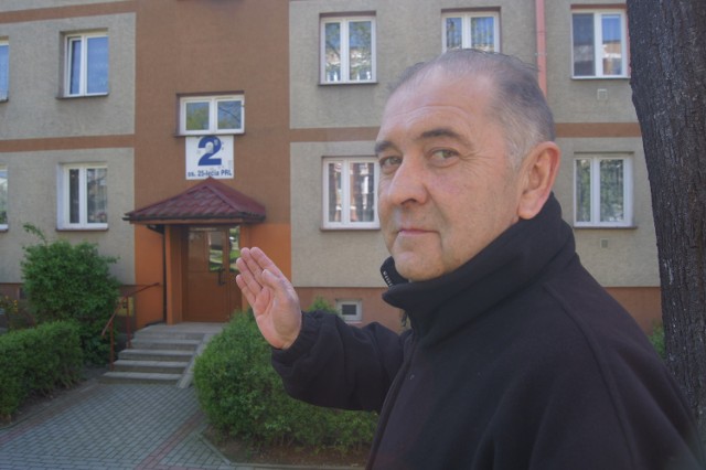 Henryk Modelski pokazuje na tablicę na jednym z bloków, która informuje o tym, że budynek znajduje się na osiedlu 25-lecia PRL. Wszystko wskazuje na to, że niebawem zastąpią je tablice z nową nazwą osiedla