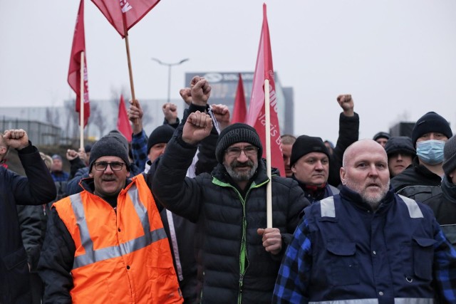 Jak informują strajkujący, pracodawca zapowiedział, że nie wypłaci wynagrodzenia za dni, w których odbywały się protesty.