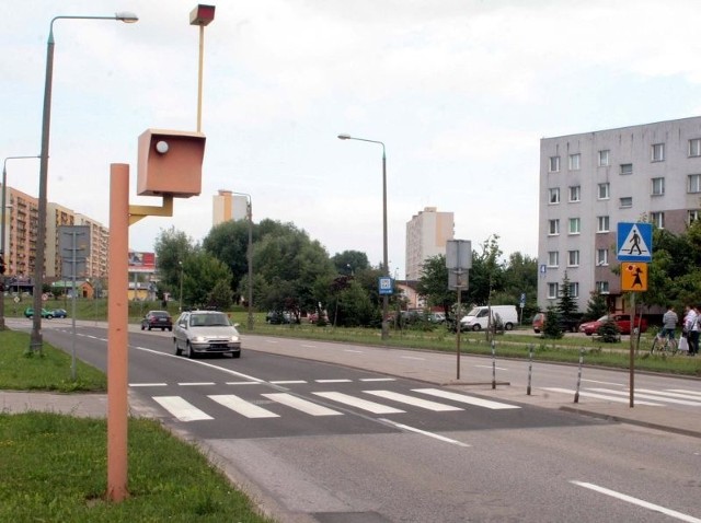 Od 1 lipca ze wszystkich polskich dróg powinny zniknąć atrapy fotoradarów. Tymczasem nadal znajdują się przy radomskich ulicach. Ten straszak stoi na alei Jana Pawła II.