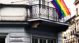 Kraków. Tęczowa flaga pojawiła się na budynku AST. Rektor uczelni: "W AST wszyscy jesteśmy u siebie"