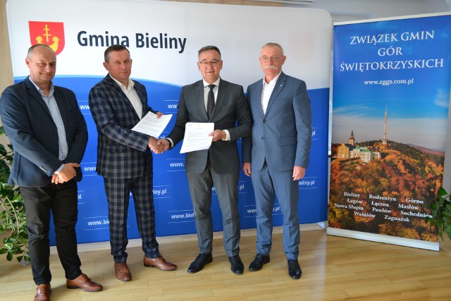 22 maja w siedzibie Centrum Tradycji, Turystyki i Kultury Gór Świętokrzyskich w Bielinach podpisano umowy z wykonawcami inwestycji.