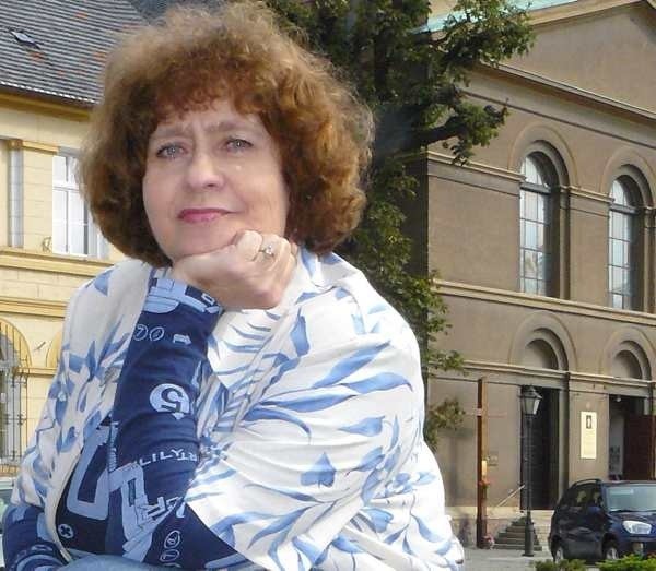 WIESŁAWA MURAWSKA Ma 56 lat. Jest absolwentką Politechniki Szczecińskiej. W Międzyrzeczu mieszka od 1984 r., od roku kieruje Klubem Garnizonowym.