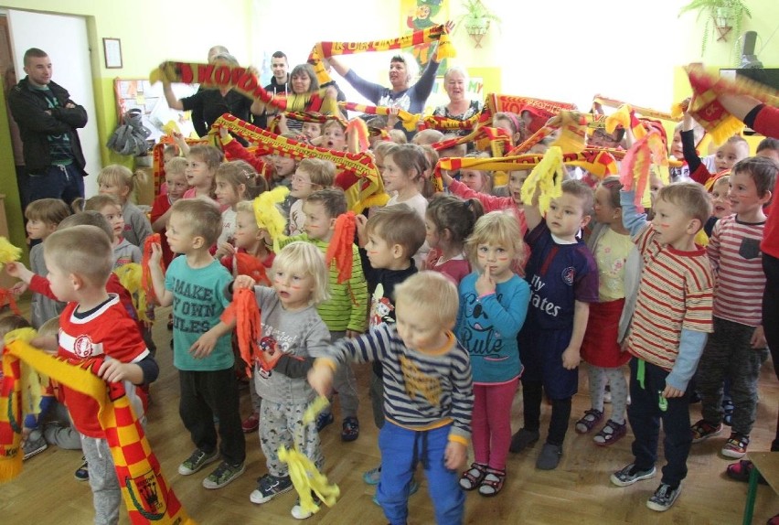 Piłkarze Korony Kielce wcielili się w rolę Świętego Mikołaja. Przedszkolaki zaskoczyły ich występem 