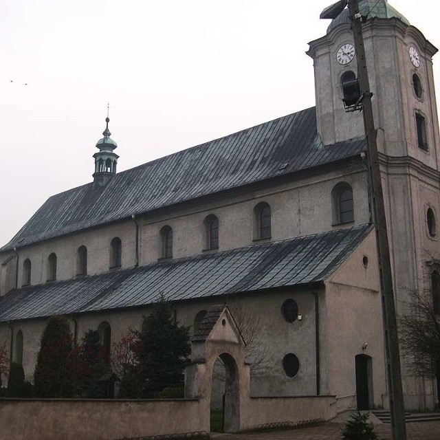 Murowana budowla wraz kościołem, który otrzymał wezwanie Najświętszej Marii Panny, wzniesiona została w XIV wieku.