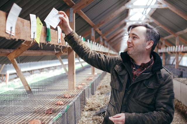 Kamil Chojnicki,  właściciel jednej z największych hodowli norek w naszym regionie, pokazuje  swoje gospodarstwo