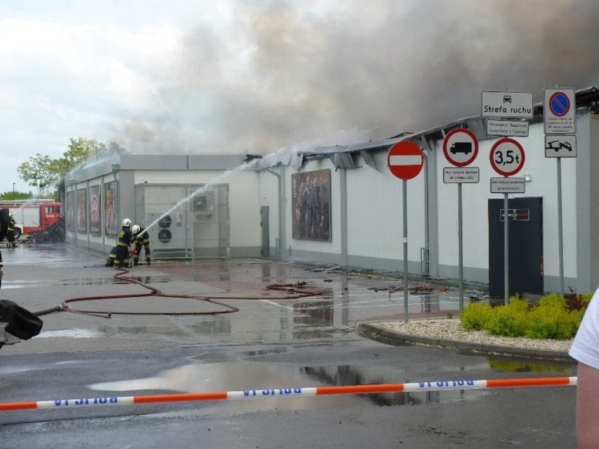 Pożar Lidla w Radomsku. Płonie niemiecki supermarket.