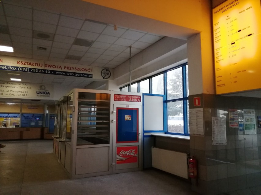 Kiedyś dworzec PKS w Gorzowie obsługiwał wiele kursów. Dziś...