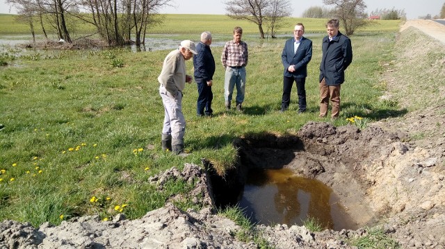 Na łące Bronisława Jabłońskiego z Józefkowa teraz stoi woda. Woda podmywa  też ścieżkę rowerową, gdyż odcięto jej odpływ przez przepust, który był pod drogą wojewódzką