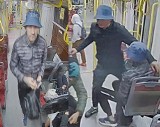 Policjanci z Rudy Śląskiej poszukują dwóch mężczyzn, którzy wypchnęli z tramwaju osobę niepełnosprawną. Opublikowano wizerunki. ZDJĘCIA