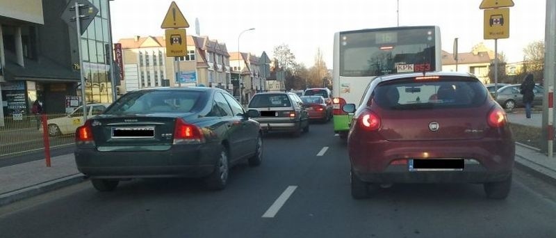 Sparaliżowane miasto! Tir zablokował skrzyżowanie (foto)