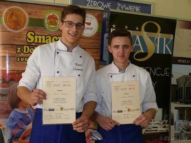 Kamil Czerwiak (z lewej) oraz Bartosz Malmon postarali się o najlepszą pasję smaków w mazowieckim konkursie kulinarnym.