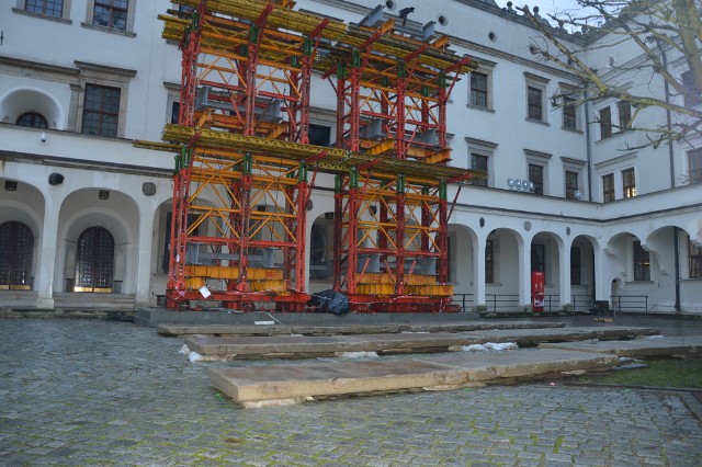 Dziedziniec zamkowy z założenia miał wytrzymać obciążenia najwyżej samochodów dostawczych. Nikt nie zakładał, że stanie na nim ciężki sprzęt