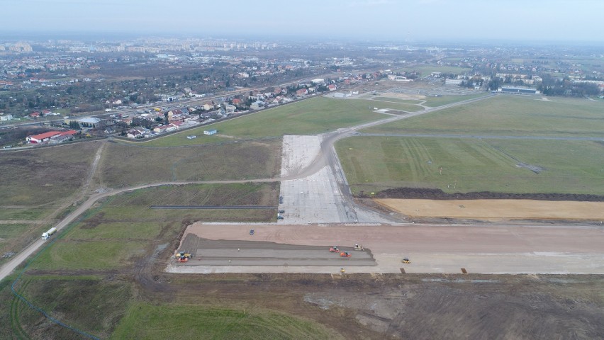 Budują pas startowy na radomskim lotnisku, będzie lepszy niż ten na Okęciu. Zobacz, jak wygląda z lotu ptaka WIDEO Z DRONA