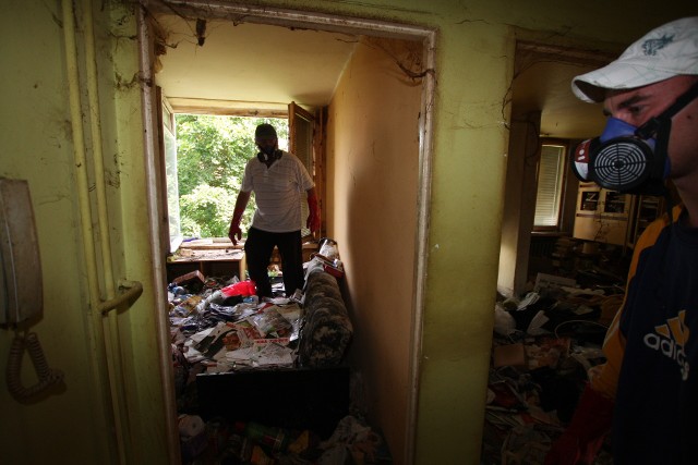 syf w mieszkaniuPracownicy firmy, która sprzątała mieszkanie przy Sucharskiego przyznali, że jeszcze nie widzieli takich śmieci w domu