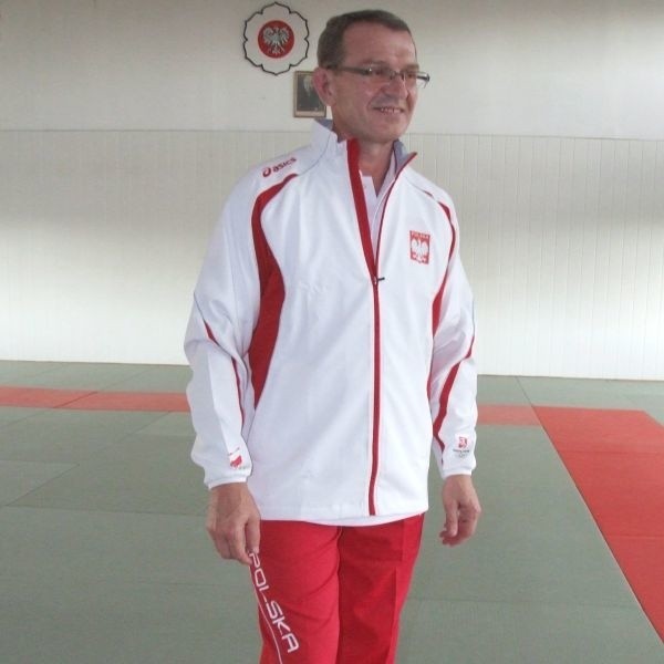 Andrzej Falkiewicz, prezes Polskiego Związku Judo, prezentuje się w sportowym dresie, do poruszania się w wiosce olimpijskiej, podczas wręczania medali i na konferencjach prasowych.