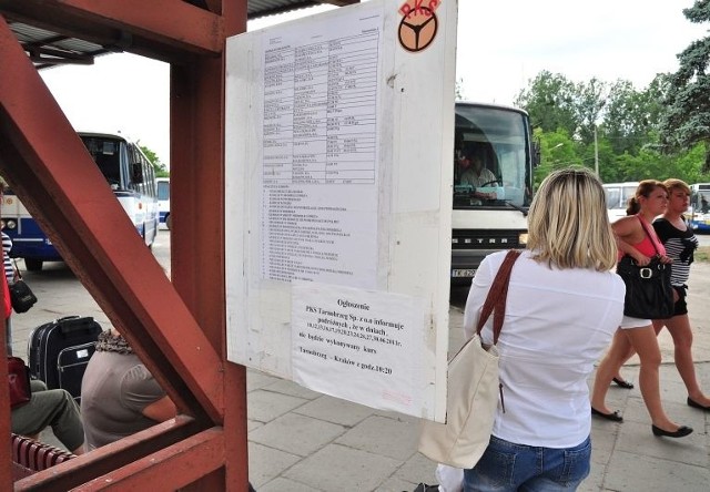 Na tarnobrzeskim dworcu przy rozkładach jazdy wiszą informacje o odwołanych kursach autobusów PKS Tarnobrzeg.