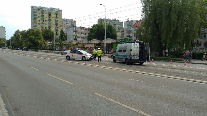 Tragedia we Wrocławiu. Tramwaj śmiertelnie potrącił kobietę. Pojazd ciągnął fragmenty ciała przez miasto [ZDJĘCIA, TYLKO DLA DOROSŁYCH!]