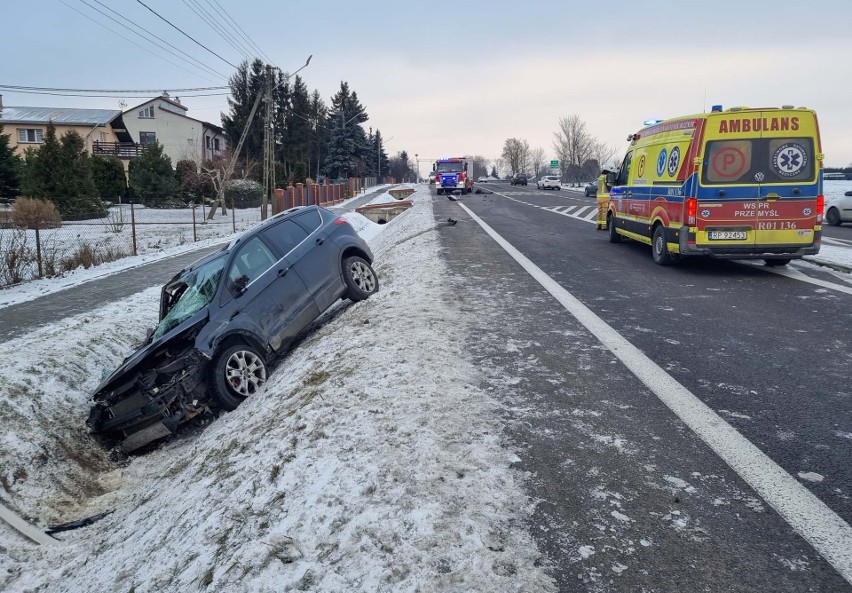 Wypadek w Orłach niedaleko Przemyśla. Na drodze krajowej nr 77 pijana kierująca fordem uderzyła w ciężarówkę [ZDJĘCIA]