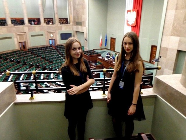 Uczennice Gimnazjum numer 3 w Tarnobrzegu: Agnieszka Dzierzkowska (z lewej) i Paulina Marczak wzięły udział w XXI sesji Sejmu Dzieci i Młodzieży.