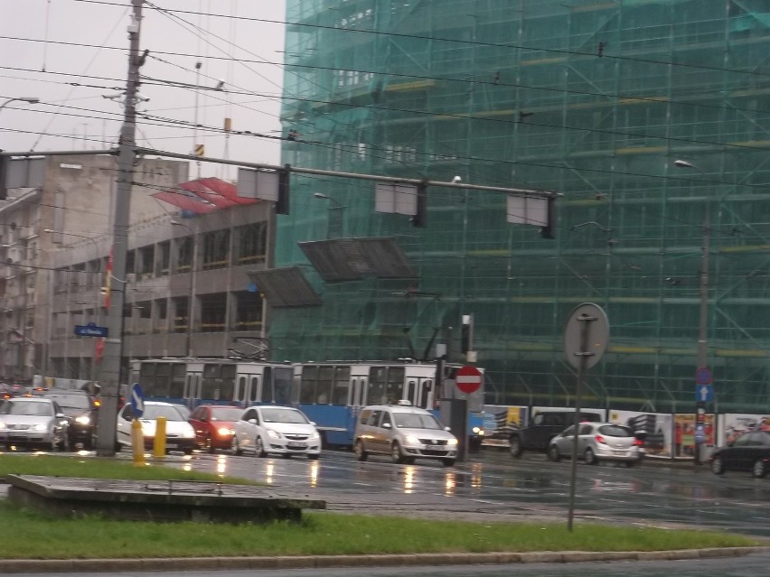 Wrocław: Biurowiec Dominikański ma już wszystkie piętra. Trwa montaż okien (ZDJĘCIA)