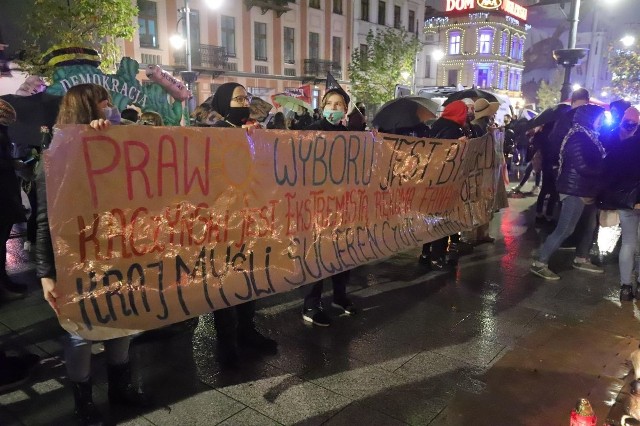 Kolejny dzień protestów po decyzji Trybunału Konstytucyjnego w sprawie aborcji. Dziś manifestanci zebrali się przed siedzibą PiS na ul. Piotrkowskiej. Około godz. 17.30. ruszyli Piotrkowską w kierunku al. Mickiewicza. Następnie al. Mickiewicza w kierunku Widzewa. Zobacz ZDJĘCIA na kolejnych slajdach 