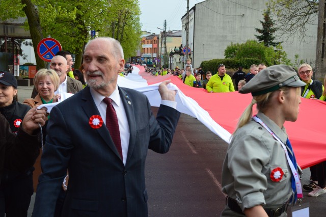 Najdłuższą w województwie łódzkim flagę biało-czerwoną przeniesiono wczoraj w Skierniewicach. W tym roku pochód miał 350 metry. Wśród niosących flagę był Marszałek Senior Sejmu Antoni Macierewicz. Więcej na kolejnych zdjęciach
