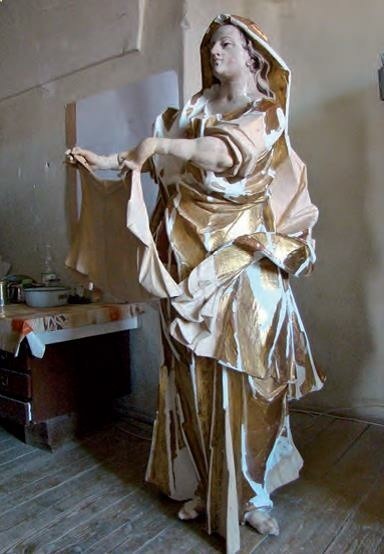 Rzeźby św. Weroniki i św. Marii Magdaleny.