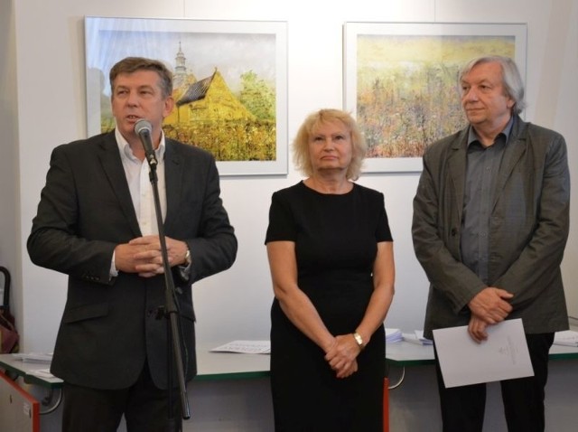 Dyrektor biblioteki Dariusz Kowalczyk przedstawił artystyczne małżeństwo: Zofię i Wiesława Turnów