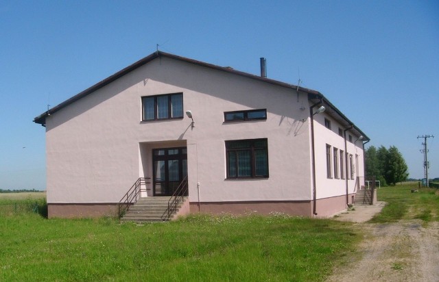 Budynek po szkole podstawowej w Rdzuchowie.