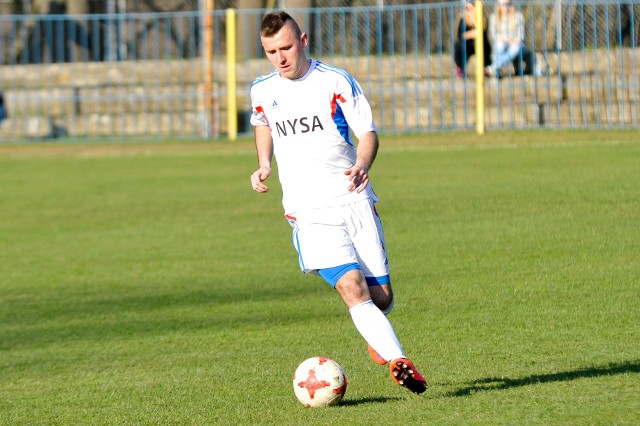 Piłkarze Polonii Nysa mają trudne wejście w sezon. Na zdjęciu: Tomasz Kowalczyk.