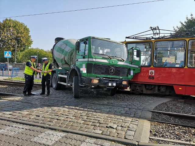 Poważny wypadek w Grudziądzu. Na skrzyżowaniu ul. Chełmińskiej i Tytoniowej tramwaj zderzył się z betoniarką. Cztery osoby są ranne.AKTUALIZACJA. GODZ. 11.50 Do momentu przywrócenia ruchu po zdarzeniu, tramwaje kursują na trasie zastępczej z Dworca PKP do Pętli w Tarpnie. ***Chwilę po godz. 10 betoniarka, wjeżdzając z ul. Chełmińskiej w Tytoniową wymusiła pierwszeństwo tramwajowi. Doszło do zderzenia.Ranne zostały cztery osoby (motorniczy tramwaju i trzech pasażerów).Na miejscu są wszystkie służby. Ruch tramwajowy w całym mieście będzie wstrzymany przez dłuższy czas. MZK wstępnie szacuje straty na ok. 100 tys. zł.