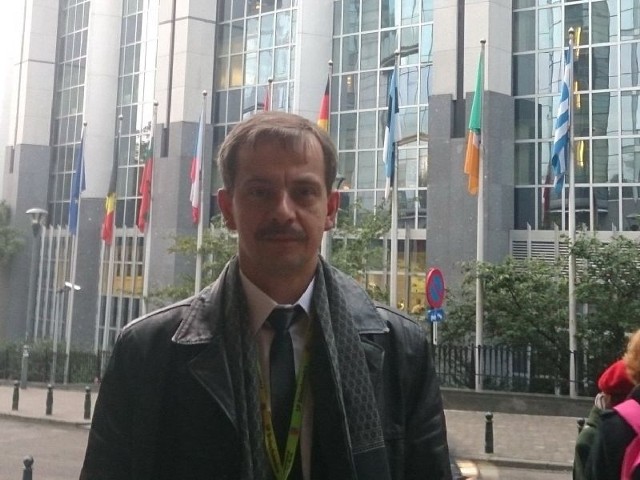 Dyrektor Szkoły Podstawowej w Bolechowicach Tomasz Gruszczyński przed siedzibą Parlamentu Europejskiego. 