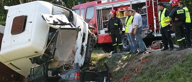 Pasażerowie auta osobowego zginęli na miejscu; w zderzeniu z ciągnikiem siodłowym byli bez szans.(Marcin Radzimowski)
