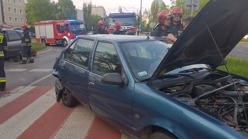 Wypadek na Uniwersyteckiej w Łodzi. Zderzenie samochodów....