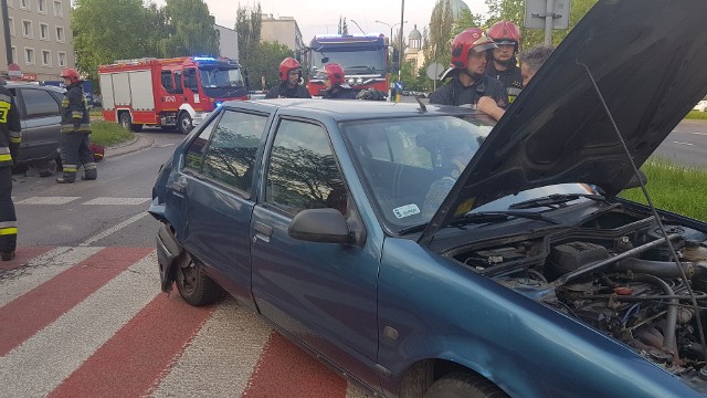 Wypadek na Uniwersyteckiej w Łodzi. Zderzenie samochodów. Piesza cudem uszła z życiem.