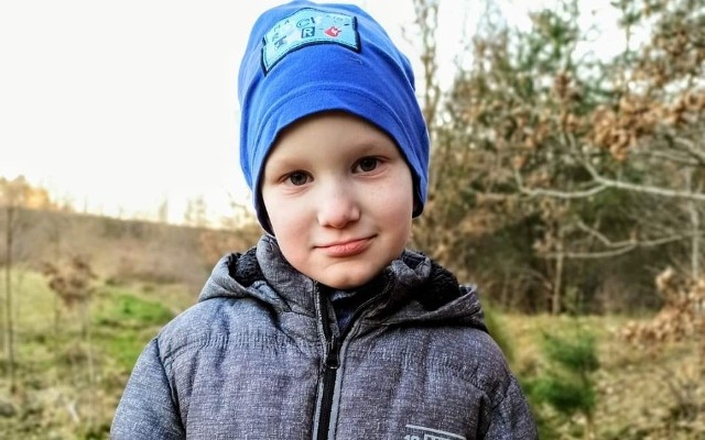 Antoś z gminy Kołczygłowy ma tylko 6 lat, a w życiu już wiele doświadczył. Urodził się z wrodzoną cytomegalią i przez to stracił słuch. Jego rozwój jest opóźniony, potrzebuje wielu codziennych rehabilitacji oraz procesora mowy.