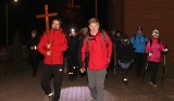 Ponad 400 osób wzięło udział w 7. Nocnej Drodze Krzyżowej z Kielc na Święty Krzyż. Przed wyruszeniem w trasę była msza. Zobacz zdjęcia