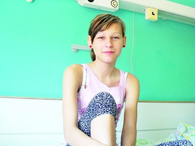 Sylwia już trzeci miesiąc walczy z chorobą w białostockim szpitalu. Jest pod stałą opieką psychologa. &#8211; Dobrze sobie radzi, znacznie lepiej niż my &#8211; mówi matka dziewczyny.