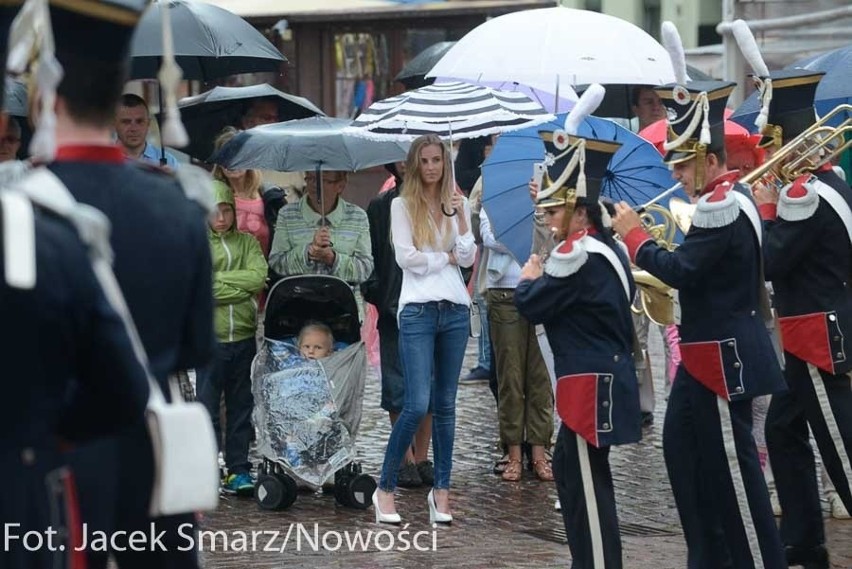 Pokaz musztry orkiestr  wojskowych [zdjęcia]