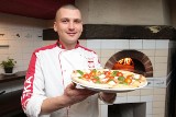 Pizza z batatami i z liśćmi rzepy brokułowej - nowości w Tutti Santi w Kielcach