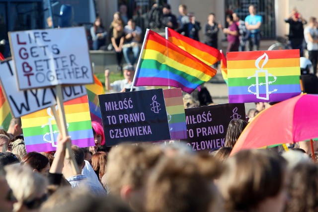 „Tęczowy piątek” - dziś (26 października) w 211 polskich szkołach odbędzie się akcja działaczy LGBT. Na lekcjach uczniowie dowiedzą się o równości oraz otwartości na uczniów LGBTQI. Inicjatorem akcji jest organizacja społeczna Kampania Przeciw Homofobii. Działacze chcą pokazać uczniom i nauczycielom, że szkoła jest miejscem, w którym każdy może czuć się sobą. Akcja odbędzie się już po raz trzeci.więcej informacji o akcji >>>Piraci drogowi w regionie. Niemal doprowadzili do tragedii!  [wideo - program Stop Agresji Drogowej 4]