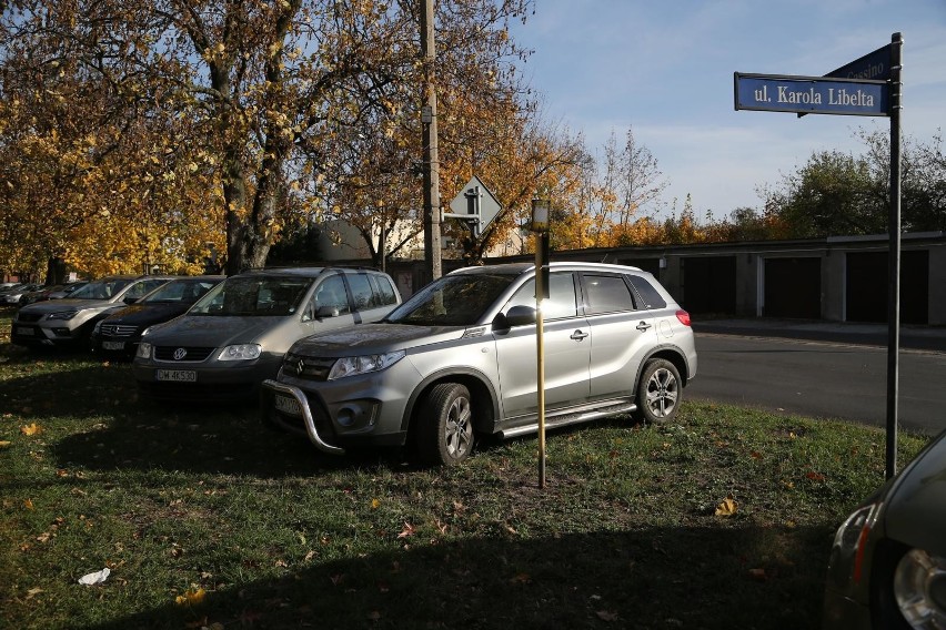 Mistrzowie parkowania wokół cmentarzy. Pomysły takie, że...