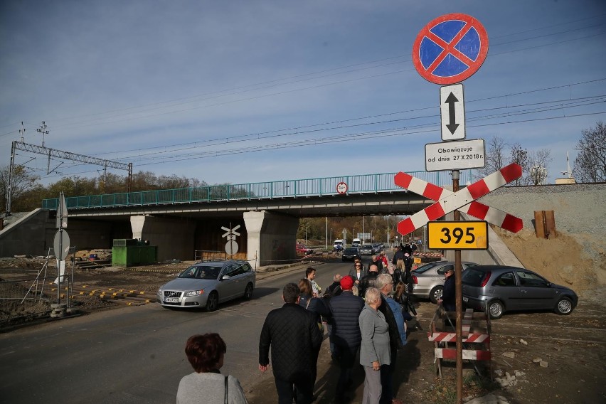 Mistrzowie parkowania wokół cmentarzy. Pomysły takie, że...