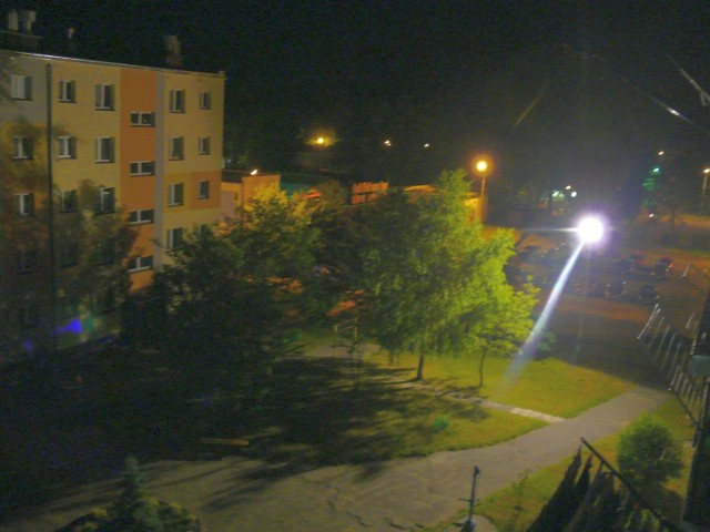 Jarzeniowa lampa oświetla nie tylko chodniki, ale mieszkania w blokach.
