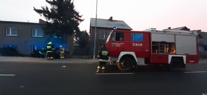 Samochód osobowy wpadł na na prywatna posesję. Wylądował na...