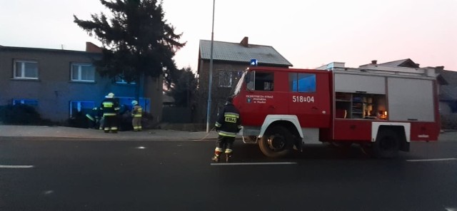 Samochód osobowy wpadł na na prywatna posesję. Wylądował na dachu w gminie Zbąszyń.Zobacz więcej zdjęć z działań służb mundurowych --->>>